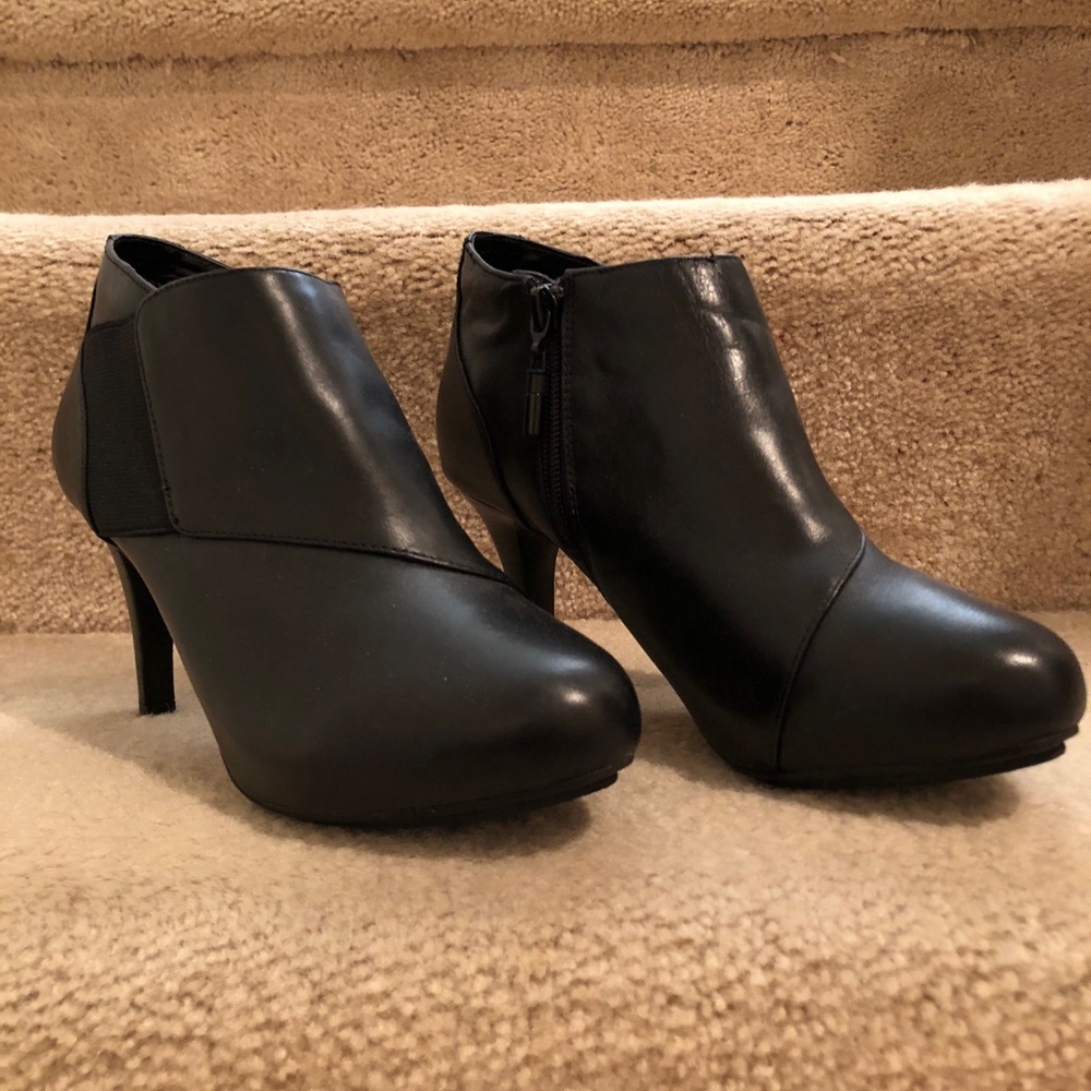 Me Too black booties sz 6.5